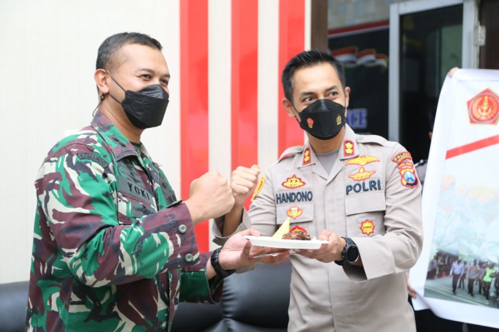 Kapolres Tulungagung Beri Kejutan Dandim 0807 di HUT TNI ke-76