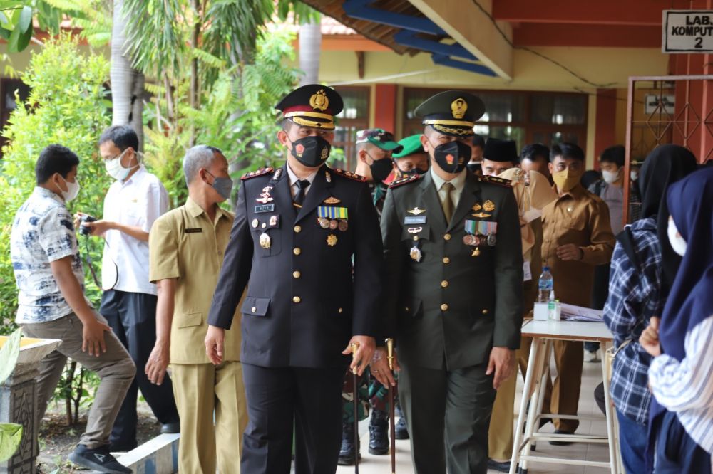 Kapolres Gresik AKBP Mochamad Nur Azis bersama Dandim 0817 Gresik Letkol Inf Taufik Ismail saat memantau Vaksin