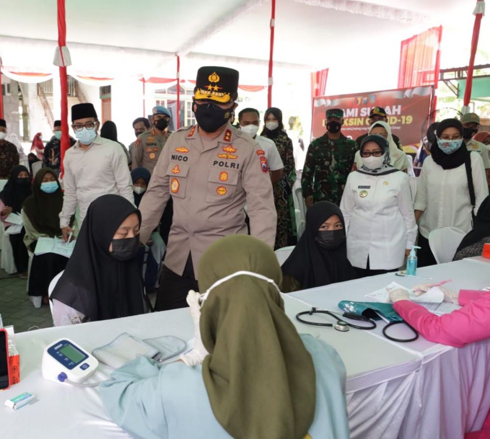 Kapolda Jatim Irjen Pol Dr Nico Afinta saat cek vaksin di Ponpes Mambaul Ma'arif Denanyar Jombang
