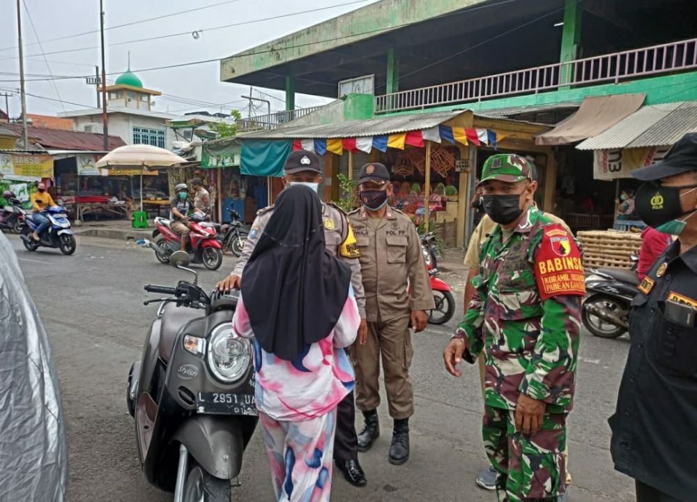 Babinsa Koramil 0830/03 Pabean Cantikan bersama Tiga Pilar saat Ops Yustisi