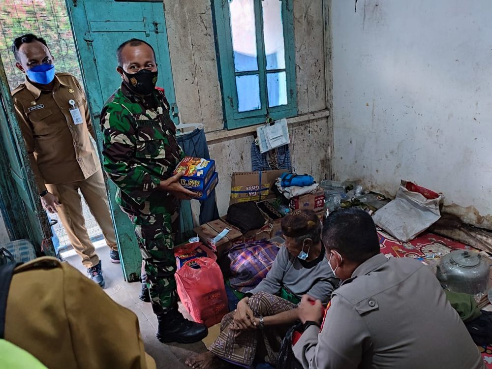 Danramil 0817 Kota bersama Kapolsek Kota blusukan temui lansia yang belum di Vaksin