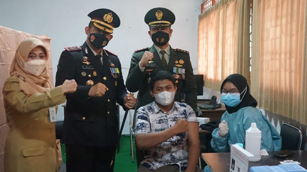 Kapolres Gresik AKBP Mochamad Nur Azis bersama Dandim Gresik Letkol Inf Taufik Ismail saat memberikan semangat kepada anak-anak peserta vaksin
