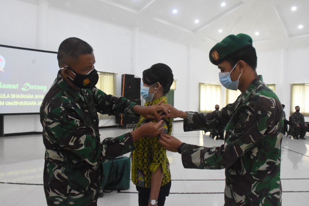 Anggota Korem 084/BJ saat melatih Pramugari dan Staf Airline