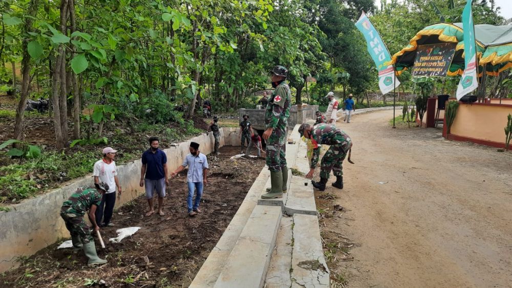 Anggota Satgas TMMD ke-112 Kodim 0826 Pamekasan Sosialisasi Vaksin