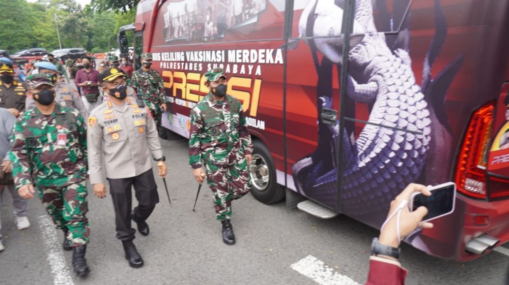Kapolrestabes Surabaya Kombes Pol A. Yusep Gunawan bersama Danrem 084/BJ saat launching Bus Vaksinasi