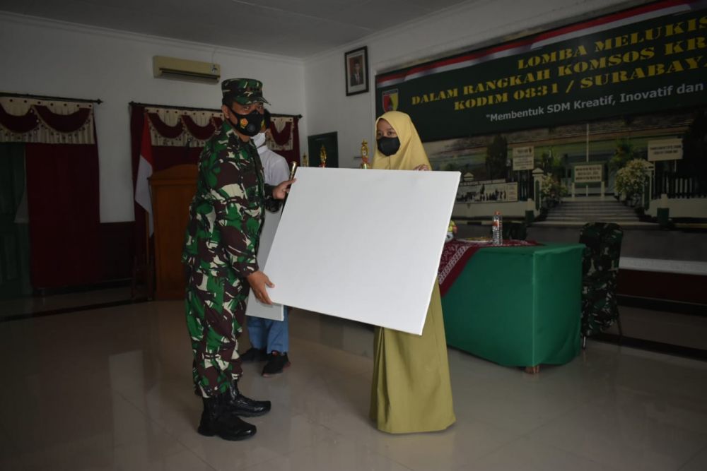 Kodim Tipe A 0831/ST beri semangat dan motivasi bagi yang suka melukis