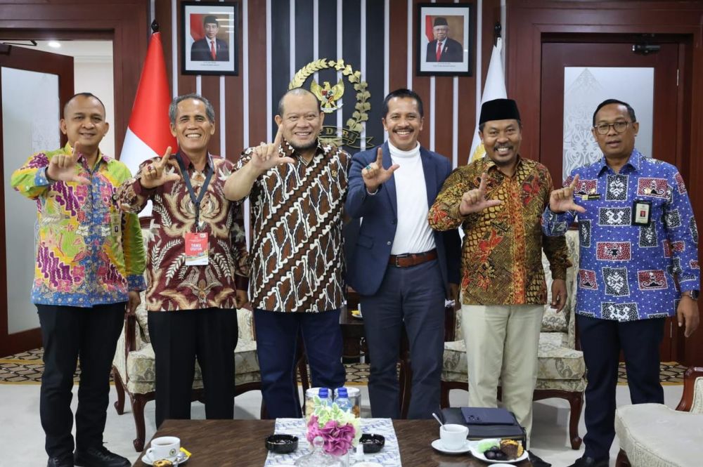 Ketua DPD RI menerima audiensi PB PGRI di ruang kerja ketua DPD RI komplek Parlemen Senayan Jakarta