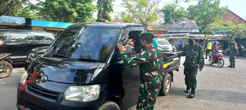Kodim 0826 Pamekasan hentikan kendaraan R2 dan R4 cek surat vaksinasi