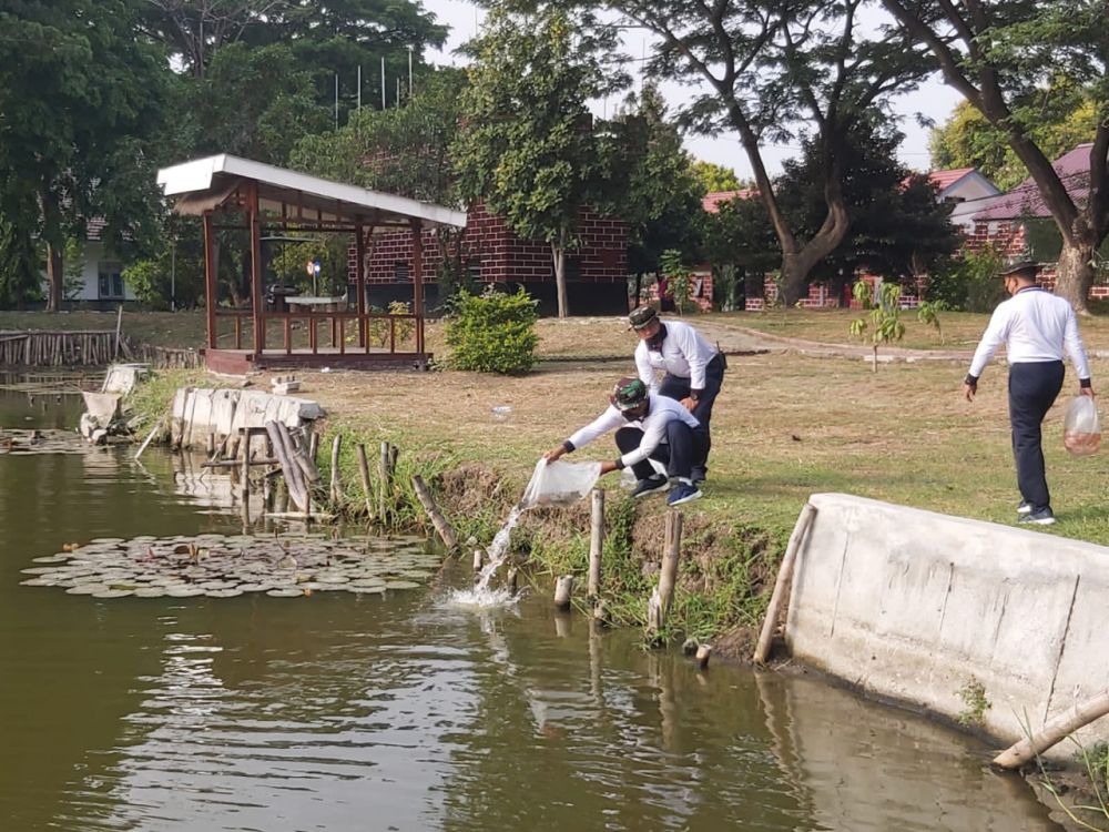 Dankodiklatal Laksamana Madya TNI Nurhidayat saat menabur ikan nila di kolam Srikandi