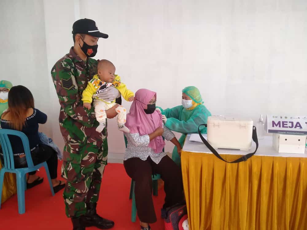 Anggota Koramil 0817/01 Driyorejo sigap dan tanggap dengan membantu peserta vaksin