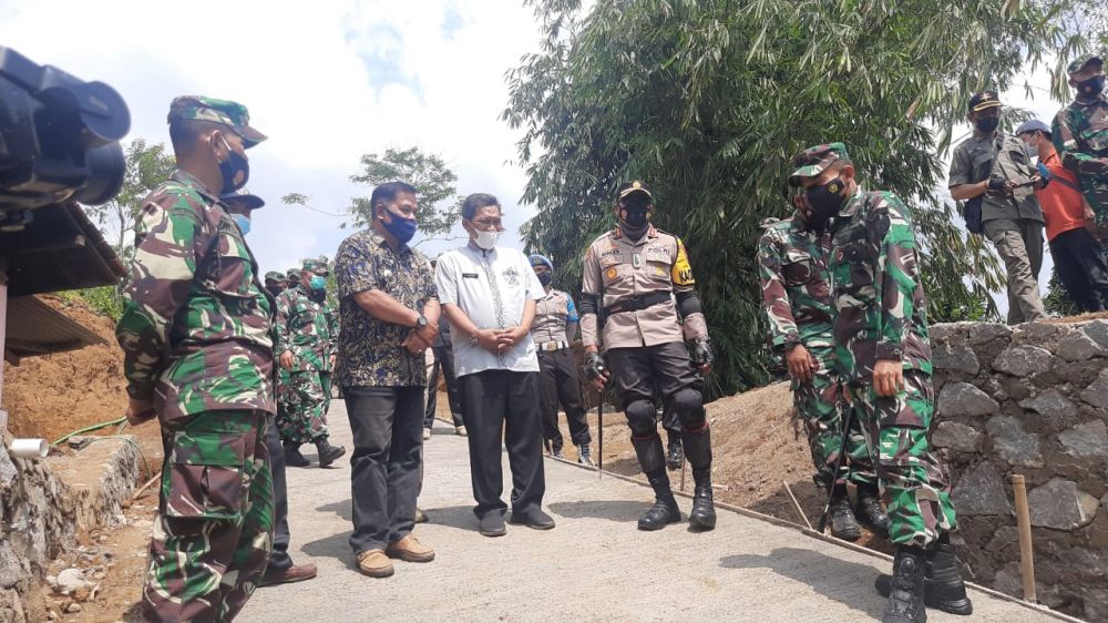 Foto Dandim Kodim 0610 Sumedang bersama Kapolres Sumedang saat meninjau langsung ke lokasi pembangunan insfratuktur jalan setelah selesai kegiatan acara peresmian BSMSS