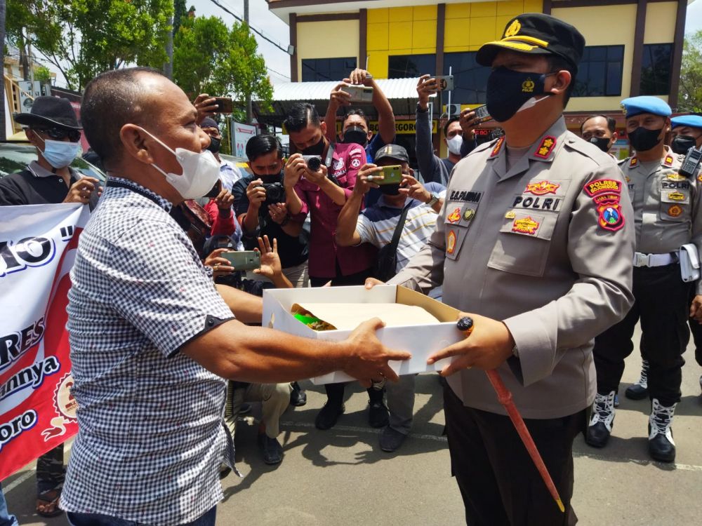 Kapolres Bojonegoro AKBP EG Pandia saat mendapat apresiasi dan dukungan LSM Angling Dharma