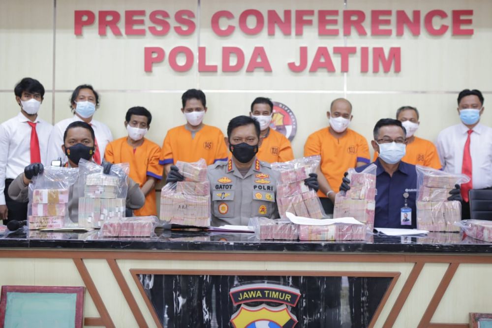 Ditreskrimsus Polda Jatim amankan tersangka beserta barang bukti