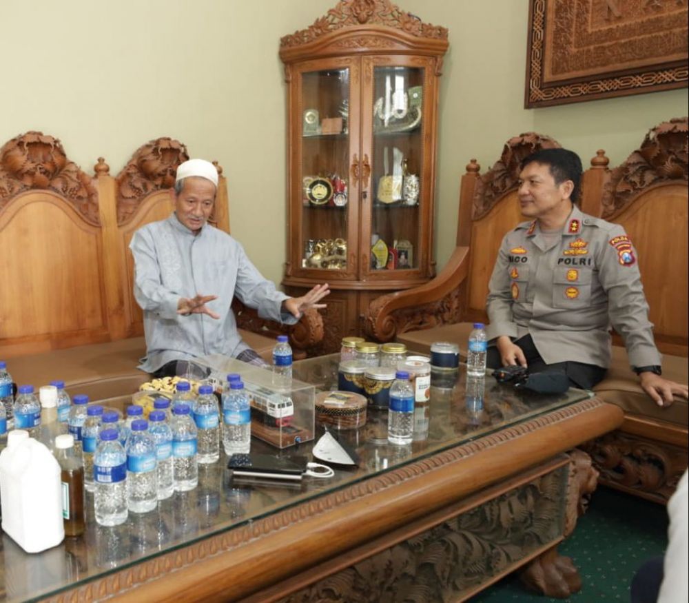 Kapolda Jatim Irjen Pol Dr Nico Afinta saat silaturahmi ke Gus Ali di Ponpes Bumi Sholawat