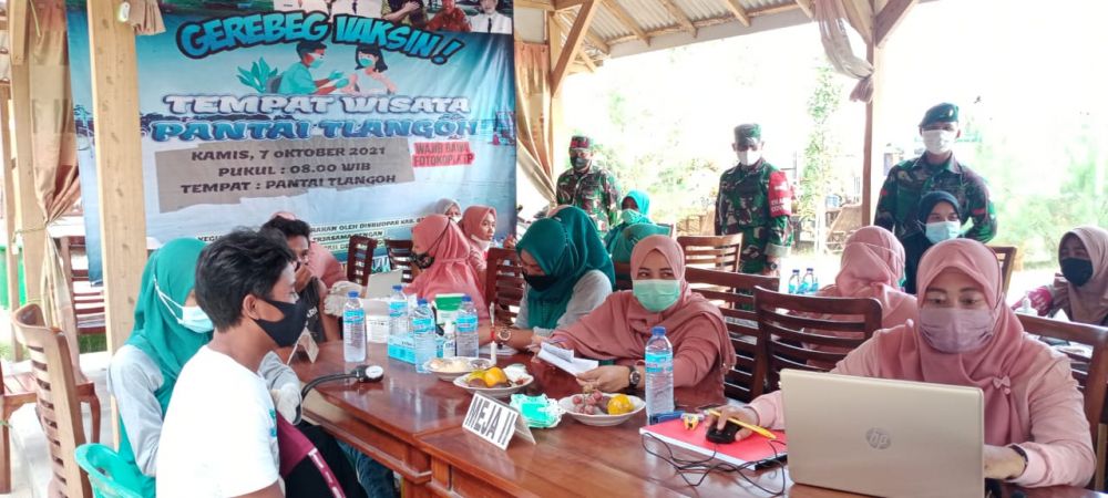Warga yang antri suntik vaksin dalam proses antrian
