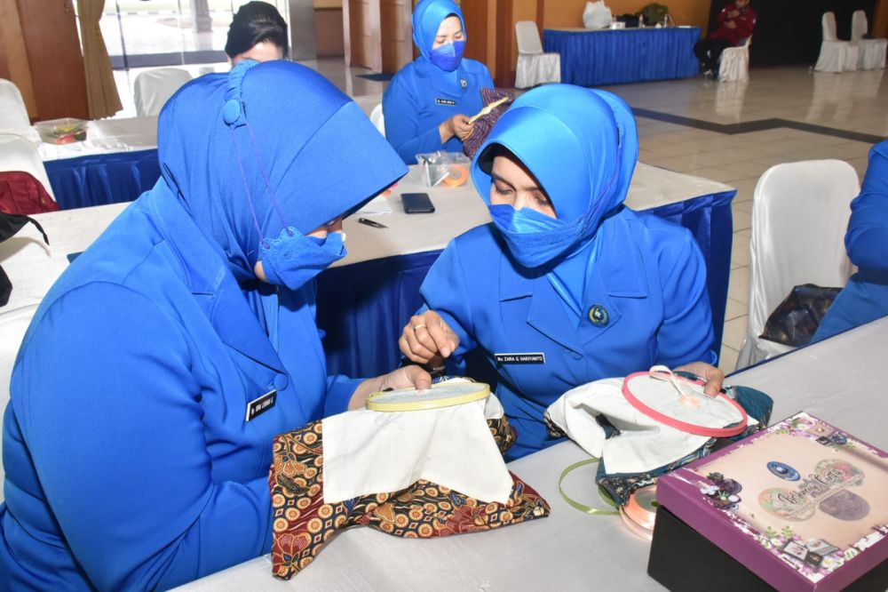 Ketua Jalasenastri Ny. Titik Nurhidayat selenggarakan pelatihan sulam pita