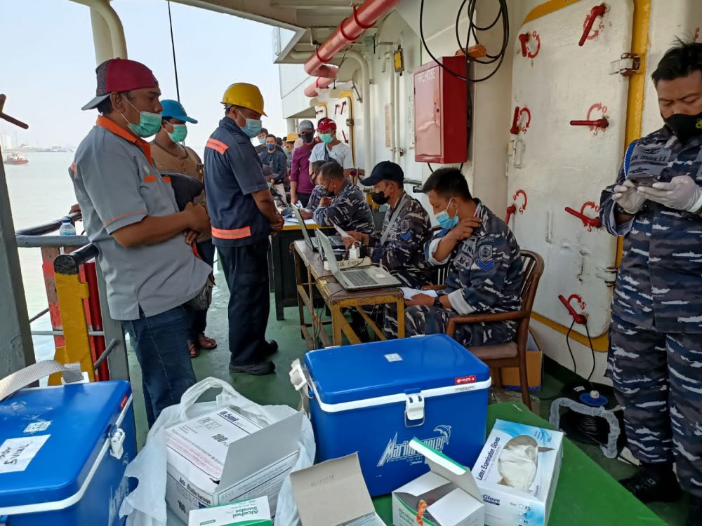 Kodiklatal Gelar Serbuan Vaksin ABK KM Oriental Silver di Surabaya