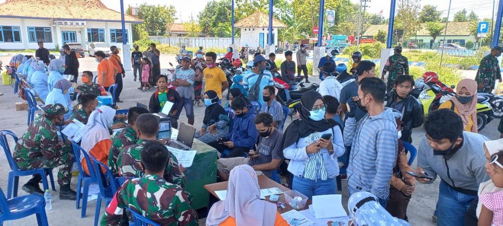 Kodim 0826 Pamekasan dan Polres Pamekasan gelar vaksin di terminal barang