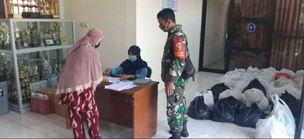 Warga yang antri sembako pembagian dari Koramil 0830/Benowo
