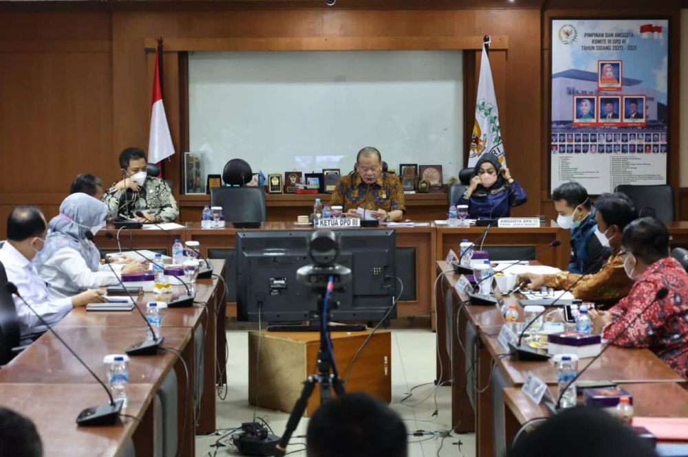 Ketua DPD RI saat Rakor dengan Kementerian Agraria dan ATR/BPN, PUPR, Pemkab Sumedang dan Pemprov Jabar di ruang rapat Pajajaran lantai 2 gedung B komplek Parlemen Senayan Jakarta 