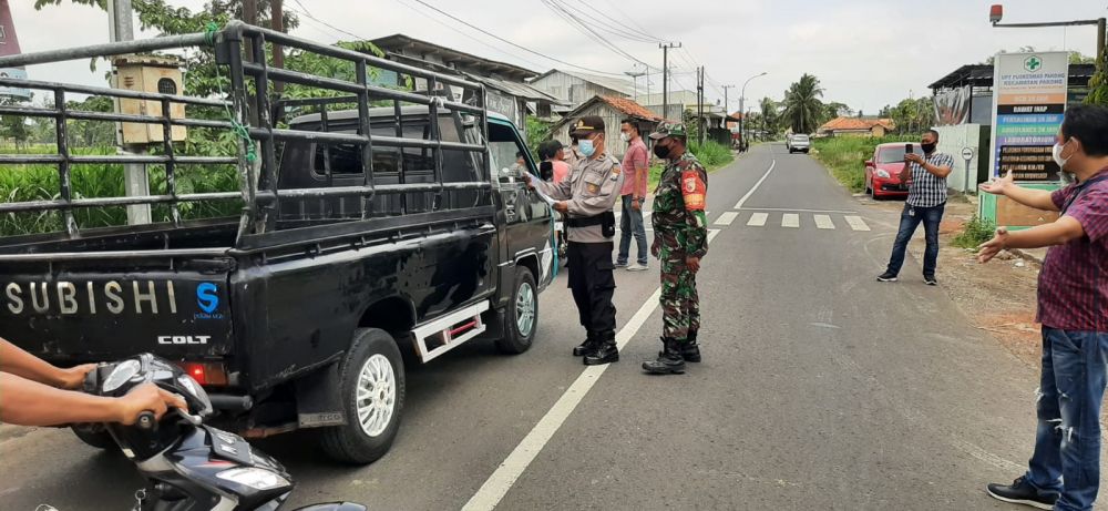 Babinsa dan Bhabinkamtibmas Pakong saat cek pengendara yang belum di Vaksin