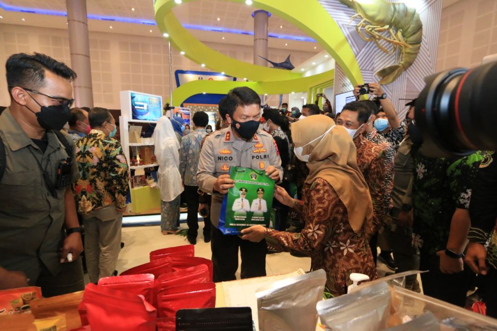 Kapolda Jatim Irjen Pol Dr Nico Afinta saat cek barang UMKM di acara Ceremony Jatim Fair