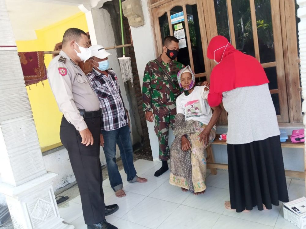 Anggota Babinsa Kodim 0817/16 Dukun, Bhabinkamtibmas dan kepala Desa Jrebeng saat lakukan Vaksin Door to Door