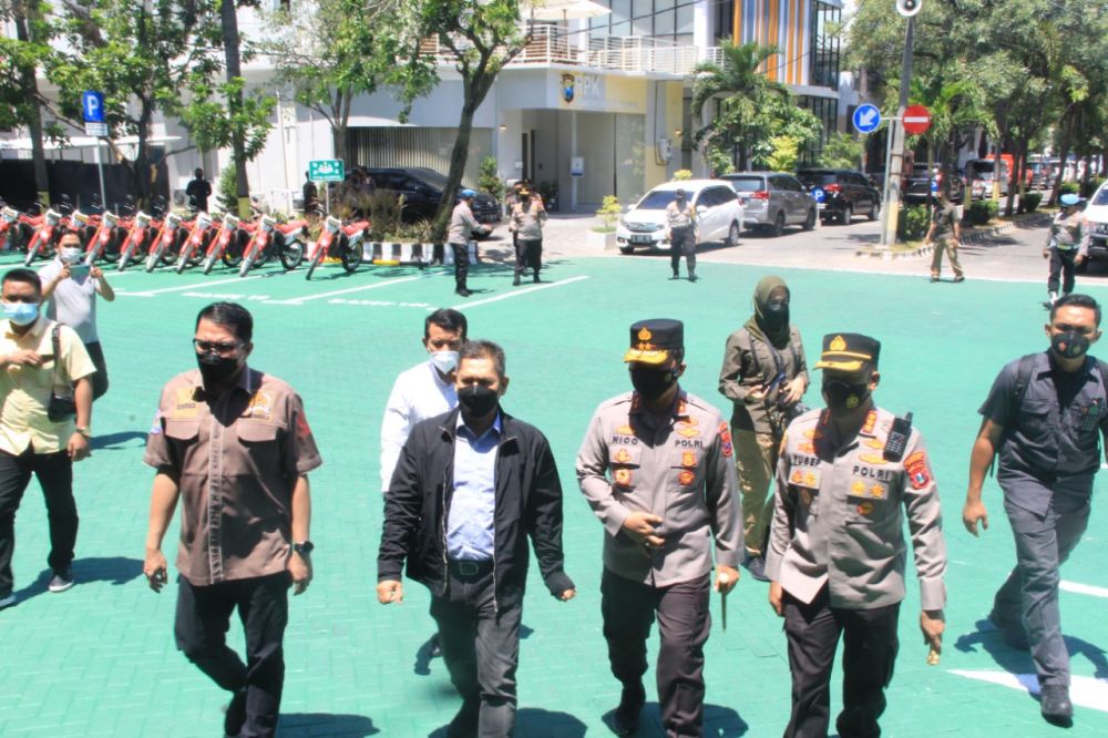 Kapolda Jatim Irjen Pol Dr Nico Afinta bersama Komisi lll DPR RI Adies Kadir didampingi Kapolrestabes Surabaya Kombes Pol A. Yusep Gunawan saat cek vaksin tahanan