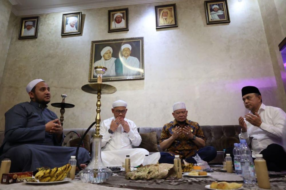 Ketua DPD RI bersama sejumlah Senator saat mengunjungi Ponpes Ar-Roudhoh pimpinan habib Mahdi Asegaf Syababul Kheir di Bogor Jawa Barat