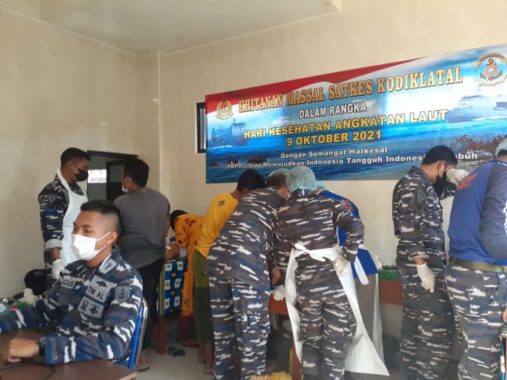 Peringatan HUT Kesehatan TNI AL gelar khitanan massal gratis
