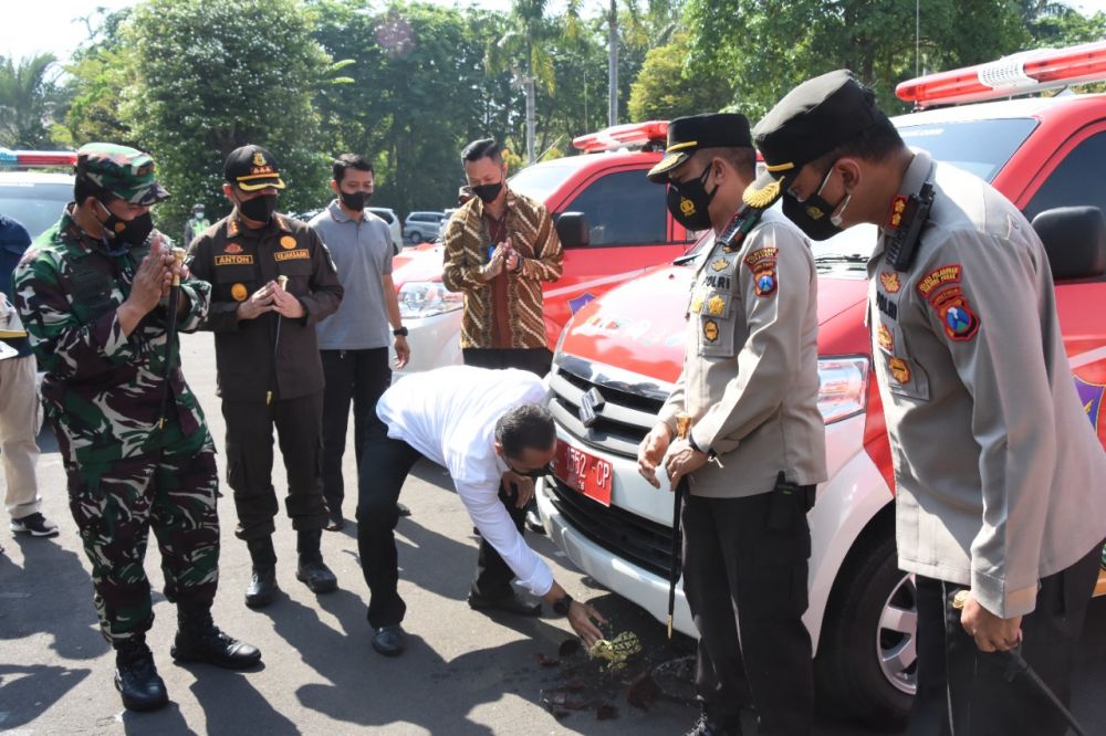 Walikota Eri Cahyadi saat serahterima mobil Vaksin ke Danrem 084/BJ di Balai Kota Surabaya