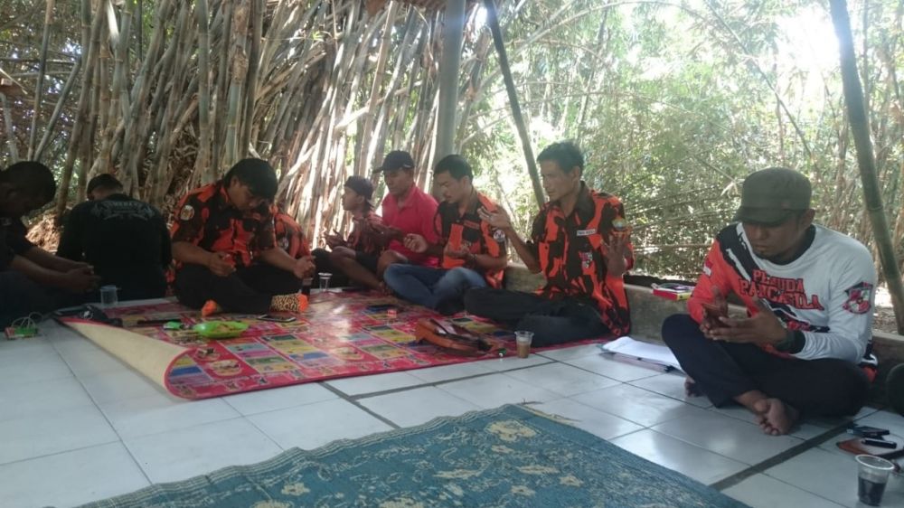 Foto saat doa bersama di makam mbah Buyut Sari di Desa Tanjung, sebelum rapat dan penyerahan SK secara simbolis berlangsung