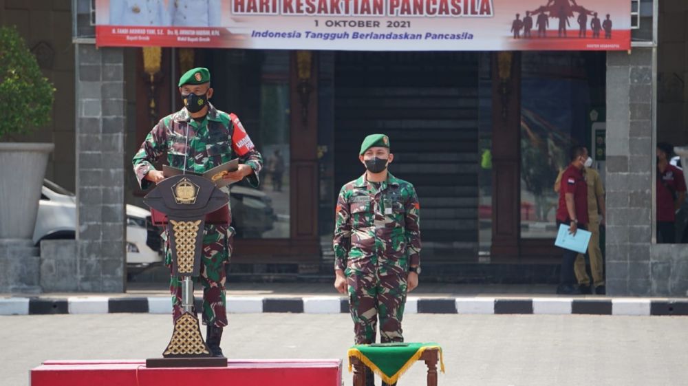 Kasrem 084/BJ Kolonel Inf Erwin Rustiawan saat memimpin apel gelar pasukan