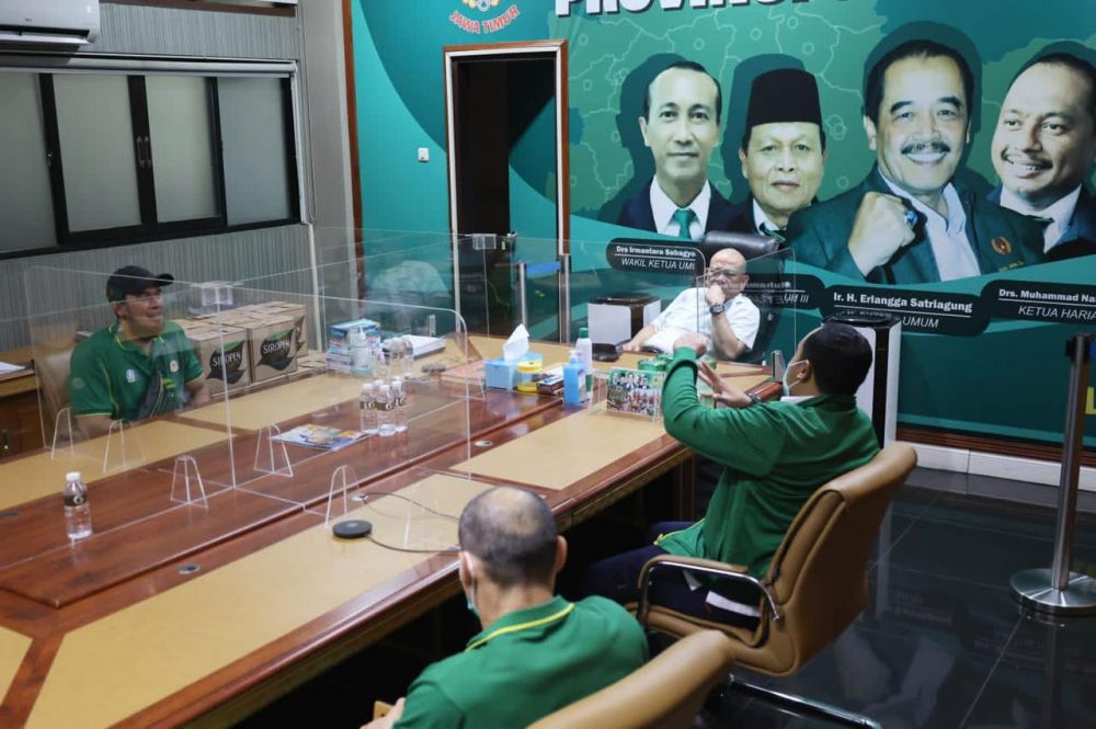 Ketua DPD RI saat menerima audiensi atlet binaraga Jatim yang berlaga di PON XX Papua di gedung KONI Jatim