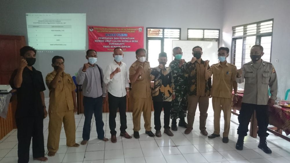 Foto bersama - sama plt Kades Suriamukti bersama jajaran , para kandidat calon Kades, ketua BPD, Babinsa dari Koramil 1008 Buahdua, kanit Binmas dari Polsek Surian.
