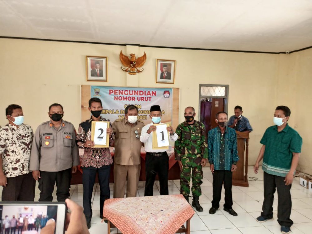 Foto bersama kedua kandidat calon Kades Bojongloa yang didampingi Danramil 1008 Buahdua Kapten Inf Lilo witjaksono, Kapolsek Buahdua Sutrisno, ketua BPD, Kasi Tapem, ketua dan wakil panitia