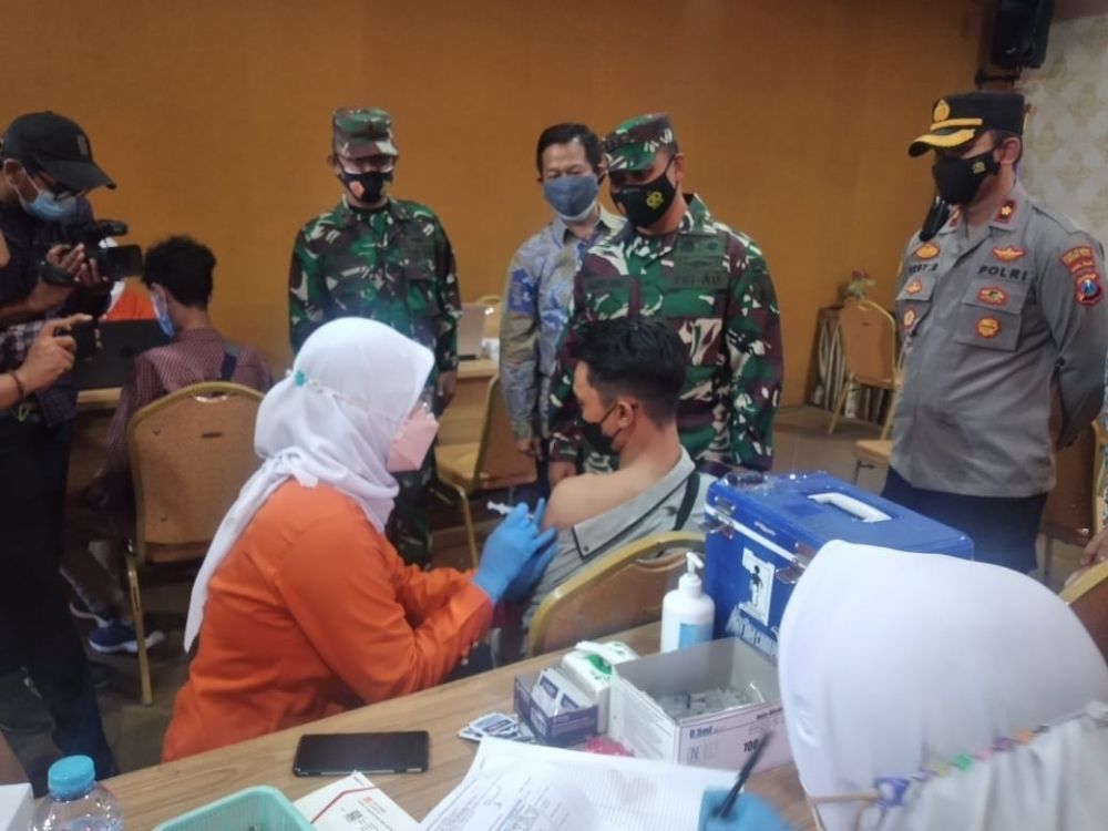 Dandim 0830/SU bersama Kapolsek Pabean Cantikan cek Vaksin pelajar SMA Barunawati