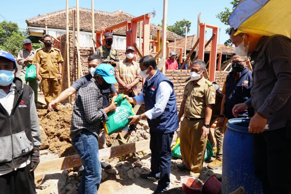Bupati Sumedang Dr. H. Dony Ahmad Munir. S.T.M.M., saat menyerahkan sembako kepada warga