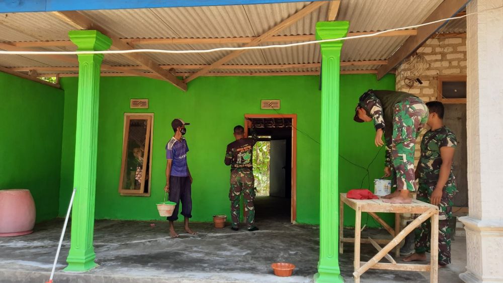 Anggota Kodim 0826 Pamekasan saat kerjakan finishing pengecatan