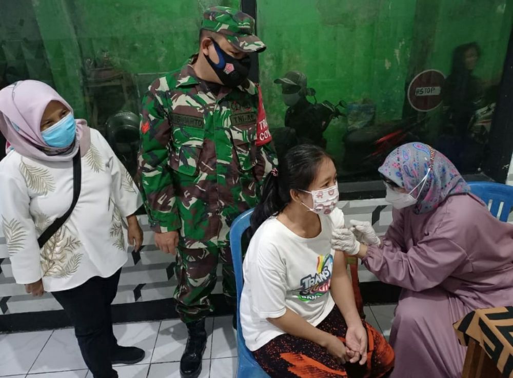 Babinsa Koramil 0830/03 Semampir saat dampingi vaksin warga binaan