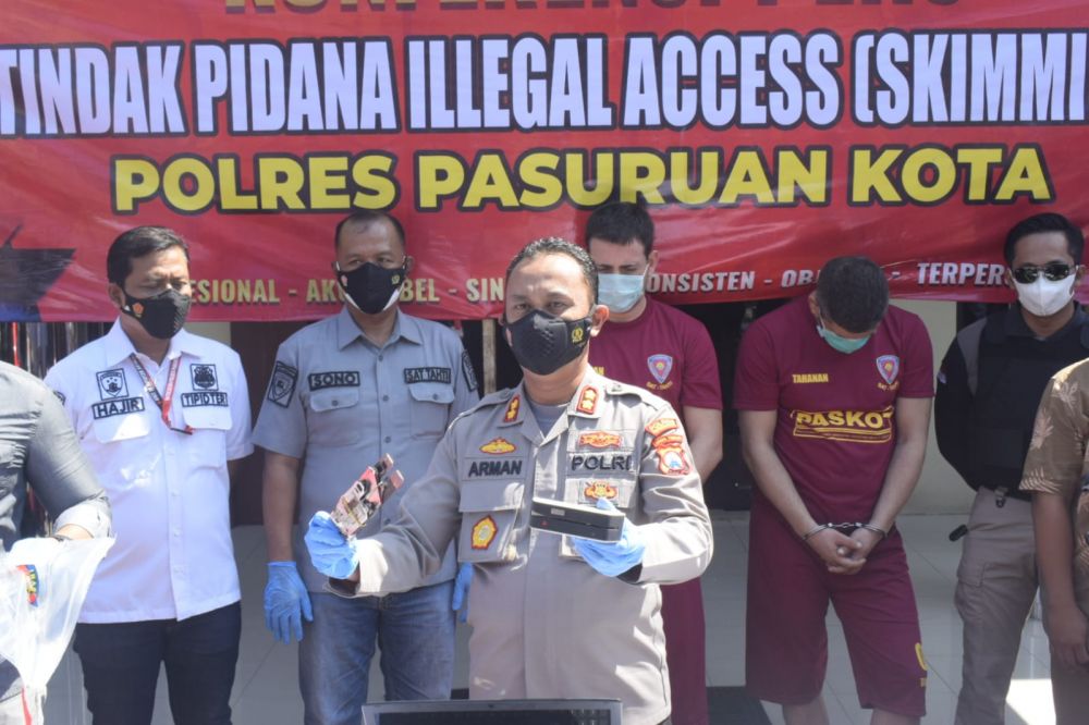 Kapolres Pasuruan Kota AKBP Arman menunjukkan barang bukti yang diamankan beserta tersangka