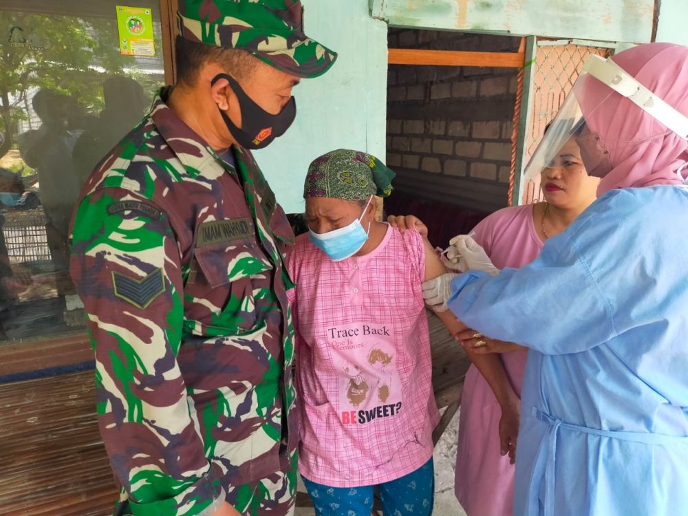 Babinsa Koramil Cerme saat dampingi vaksin warga binaan