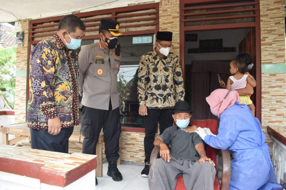 Kapolres Sidoarjo, Bupati Sidoarjo dan Kepala dinas kesehatan kabupaten Sidoarjo saat cek Vaksin lansia