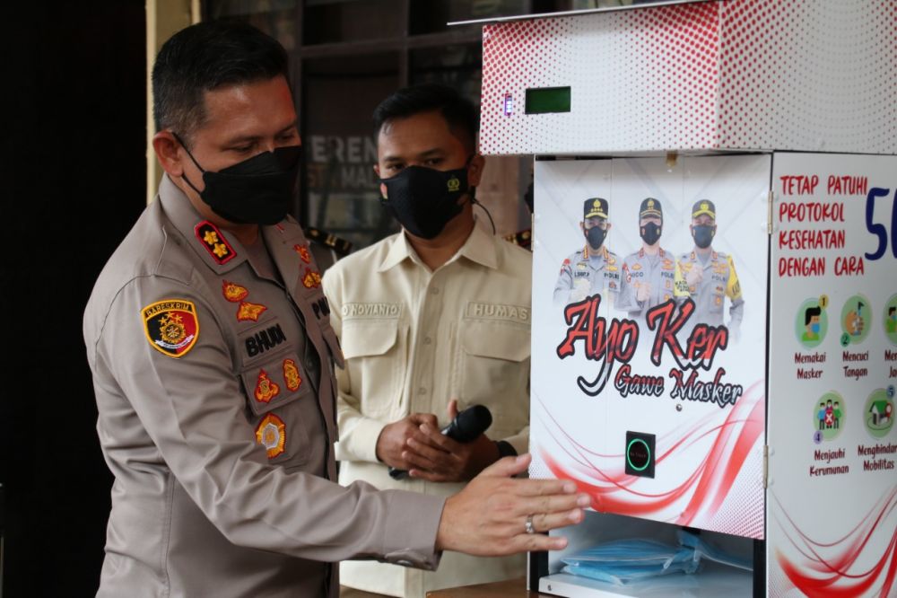 Kapolresta Malang Kota AKBP Budi Hermanto saat mencoba Dispenser Masker