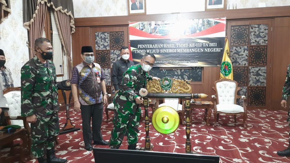 Kasdam V Brawijaya Brigjen TNI Agus Setiawan saat memukul Gong tanda di tutupnya TMMD ke-112
