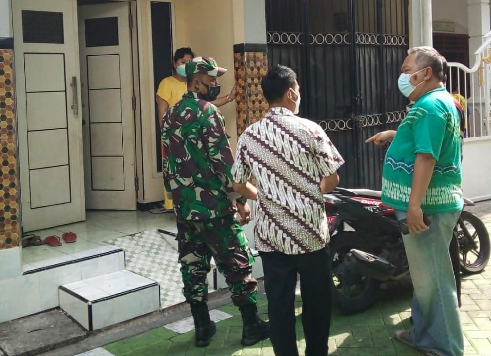 Babinkantibmas dan Babinsa Koramil Tandes saat Tracing ke warga binaan