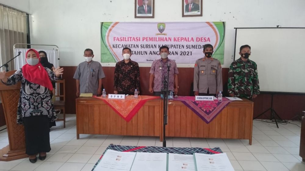 Foto Camat didampingi oleh Kapolsek Surian, Danpos Surian, Kabid Pemdes dari DPMD Kab. Sumedang, Kasi Tapem saat acara pembukaan dengan menyanyikan lagu Indonesia Raya