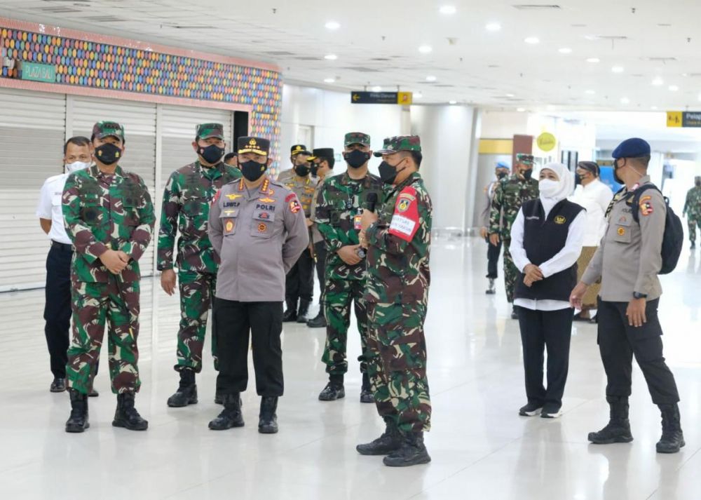 Kapolri, Panglima TNI, KASAL dan Gubernur Jatim saat cek vaksin di T2 Juanda