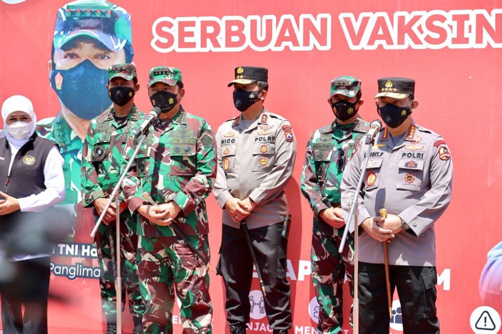 Kapolda Jatim Irjen Pol Dr Nico Afinta didampingi Kapolri Jenderal Polisi Listyo Sigit Prabowo dan Panglima TNI Marsekal Hadi Tjahjanto saat cek vaksin