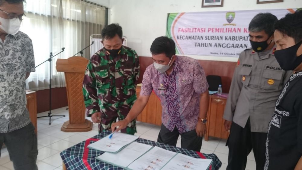 Penanda tanganan berita acara Deklarasi Damai Pilkades serentak 2021 oleh Camat Surian, Danpos Surian, Kapolsek Surian dan seluruh calon Kades